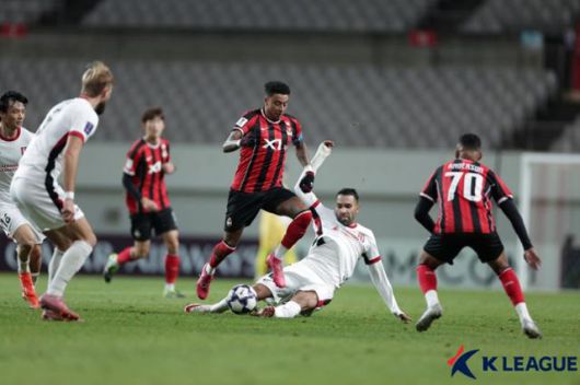 FC서울의 제시 린가드가 4일 서울월드컵경기장에서 열린 2025~26시즌 아시아축구연맹(AFC) 챔피언스리그 엘리트(ACLE) 리그 스테이지 4차전 청두 룽청과의 경기 도중 상대 태클을 피하며 드리블을 하고 있다. 한국프로축구연맹 제공