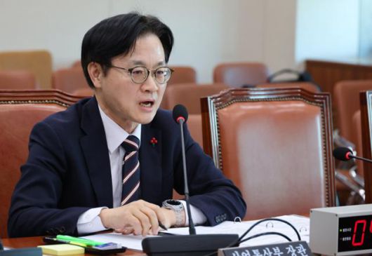 김정관 산업통상부 장관이 4일 서울 여의도 국회에서 열린 제419회 정기회 산업통상자원중소벤처기업위원회 제9차 전체회의에서 의원들 질의에 답변하고 있다. 연합뉴스