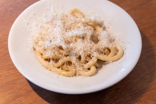 서울 중구의 이탈리아 음식점 주께로의 피치 카치오 에 페페(Pici cacio e pepe). 지리산 토종 우리밀로 만든 피치 생면에 페코리노 치즈와 후추로만 맛을 낸 이탈리아식 파스타다.