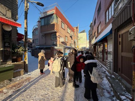학부모들이 5일 서울 서대문구 홍제동 인근에서 자녀의 등교를 돕고 있다. 허유정 기자