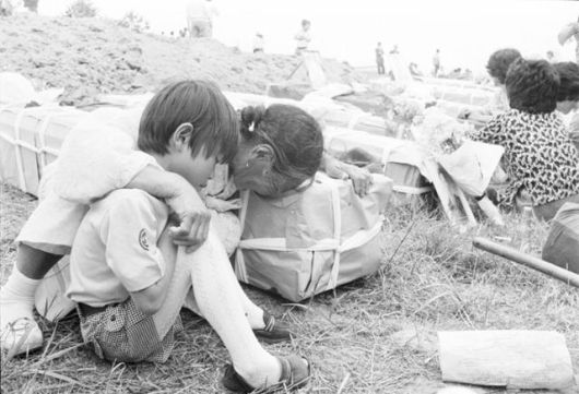 1980년 5월 29일 광주 시민들의 장례식에서 유족이 관에 얼굴을 묻고 오열하는 모습. 이하 사진들은 모두 광주 임시취재반에 파견된 사진부 기자들이 촬영한 것으로, 당시 신군부의 검열에 막혀 전부 보도되지 못하다가 약 40년이 지나서야 뒤늦게 공개됐다. 한국일보 임시취재반