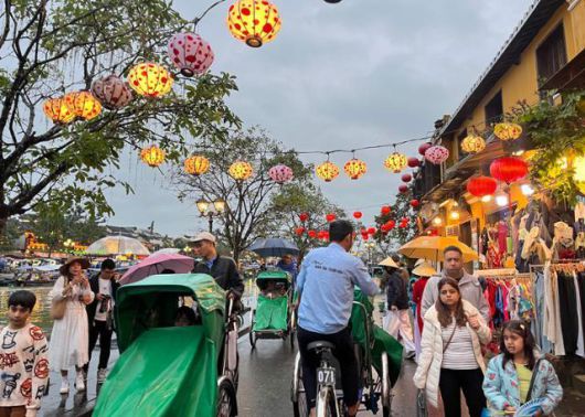 지난해 12월 베트남 다낭 인근의 유명 관광지 호이안 올드타운 거리가 관광객들로 붐비고 있다. 호이안=허경주 특파원