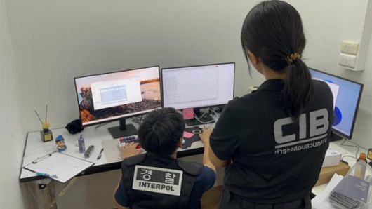 4일 한국 경찰과 태국 경찰이 글로벌 공조 작전으로 태국 방콕 거점의 보이스피싱 조직 사무실을 급습한 뒤 조직이 사용하던 컴퓨터를 확인하고 있다. 경찰청 제공