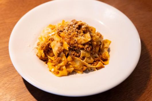 주께로의 탈리아텔레 알 라구(Tagliatelle al ragu). 지리산 토종 우리밀, 제주 애월아빠들 무항생제 달걀로 만든 탈리아텔레 생면에 라구 소스가 어우러져 깊은 풍미를 자아낸다.