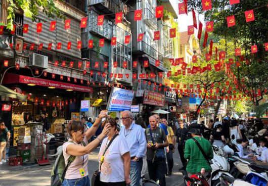 1일 베트남 하노이 구도심 관광지가 세계 각국에서 온 관광객들로 붐비고 있다. 하노이=허경주 특파원