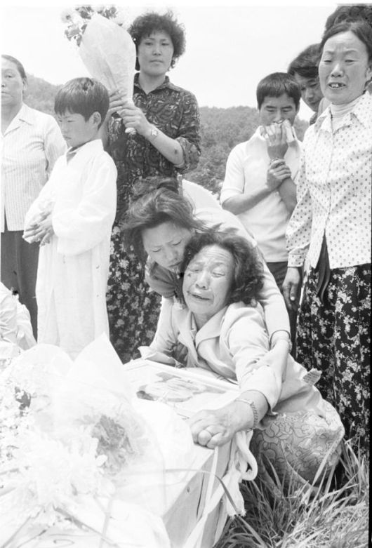 1980년 5월 29일 광주 시민들의 장례식에서 유족이 관을 끌어안고 오열하고 있다. 한국일보 임시취재반