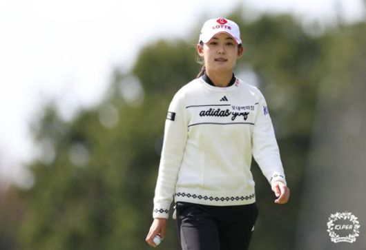 홀 아웃을 하고 있는 황유민. KLPGA 제공