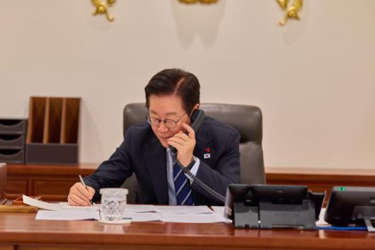 이재명 대통령이 4일 서울 용산 대통령실 청사 집무실에서 니쿠쇼르 단 루마니아 대통령과 취임 후 첫 통화를 하고 있다. 대통령실 제공