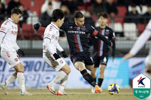 프로축구 부천FC의 바사니가 5일 경기 부천종합운동장에서 열린 수원FC와의 K리그 2025 승강플레이오프 1차전에서 슈팅을 시도하고 있다. 한국프로축구연맹 제공