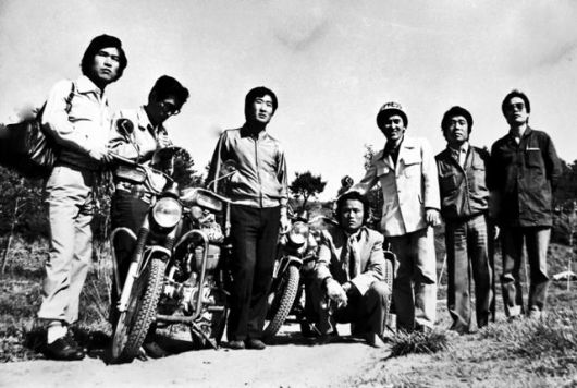 1980년 5월 21일 광주 후발대로 파견된 채의석(왼쪽 두 번째) 당시 한국일보 사회부 사건팀장, 박태홍(왼쪽 다섯 번째)·김용일(왼쪽 여섯 번째) 당시 사진부 기자의 모습. 오토바이를 타고 광주 시내로 본격 진입하기 전 촬영한 것으로, 나머지 인원은 신원이 명확히 확인되지 않는다. 박태홍 전 한국일보 기자 제공