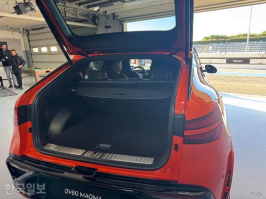 프랑스 르 카스텔레 폴 리카르드 서킷 인근 차고지에 11월 21일 제네시스 GV60 마그마가 서있다. 르 카스텔레=오지혜 기자