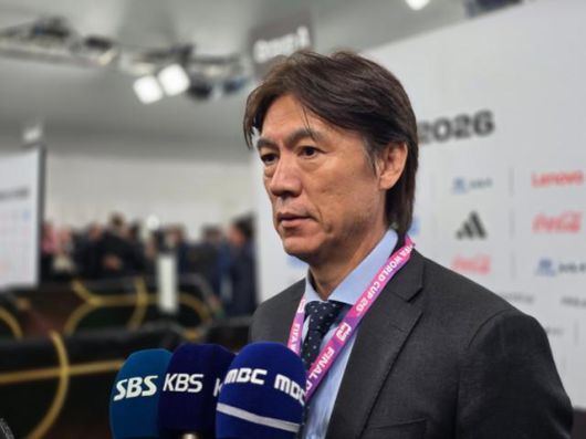 홍명보 축구 국가대표팀 감독이 5일(현지시간) 미국 워싱턴DC 케네디센터에서 열린 조추첨 후 믹스트존에서 한국 기자들과 만나 질문에 답하고 있다. 한국은 멕시코, 남아프리카공화국, 유럽플레이오프D조(체코·북마케도니아·덴마크·아일랜드)와 함께 A조에 배정됐다. 워싱턴=뉴스1