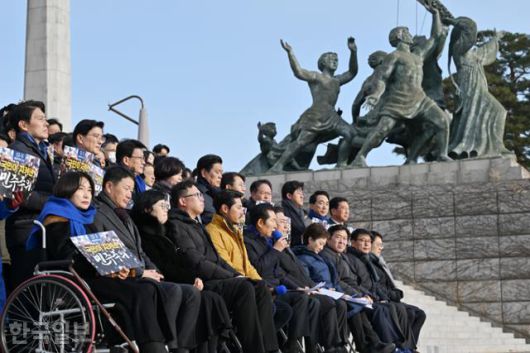 정청래(앞줄 중간) 더불어민주당 대표가 3일 서울 여의도 국회 본청 계단에서 열린 '12.3 내란 저지 1년' 현장 최고위원회의에서 모두발언을 하고 있다. 이금규 특검보(앞줄 왼쪽에서 두 번째)는 이날 행사에서 감사장을 받았다. 민경석 기자
