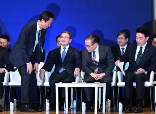 우상호 대통령실 정무수석이 7일 서울 용산 대통령실 대강당에서 열린 이재명 정부 6개월 성과 간담회에서 늦게 도착 후 인사를 하고 있다. 왕태석 선임기자