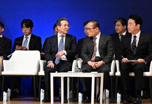 김용범 대통령실 정책실장이 7일 서울 용산 대통령실 대강당에서 열린 대통령실 6개월 성과 간담회에서 우상호 정무수석의 빈자리를 가리키며 이야기를 하고 있다. 앞줄 왼쪽부터 김 정책실장, 위성락 안보실장, 강훈식 비서실장. 왕태석 선임기자