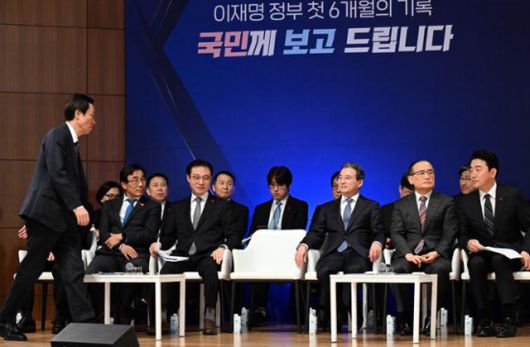 우상호 대통령실 정무수석이 7일 서울 용산 대통령실 대강당에서 열린 이재명 정부 6개월 성과 간담회에서 늦게 도착해 황급히 자리하고 있다. 왕태석 선임기자