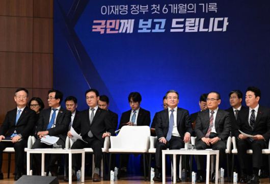 우상호 대통령실 정무수석이 7일 서울 용산 대통령실 대강당에서 열린 대통령실 6개월 성과 간담회에 늦어지자 참석자들이 기다리고 있다. 왕태석 선임기자