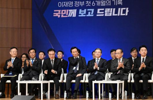 강훈식(앞줄 맨 오른쪽) 대통령 비서실장 등 대통령실 3실장과 수석들이 7일 서울 용산 대통령실 대강당에서 열린 이재명 정부 6개월 성과 간담회에서 시작을 알리는 사회자의 발언에 박수를 치고 있다. 왕태석 선임기자