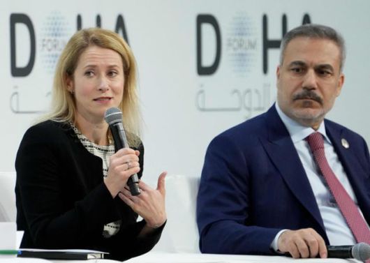 카야 칼라스(왼쪽) 유럽연합(EU) 외교안보 고위대표가 카타르에서 열린 도하 포럼 개막식에서 발언하고 있다. 도하=AFP 연합뉴스