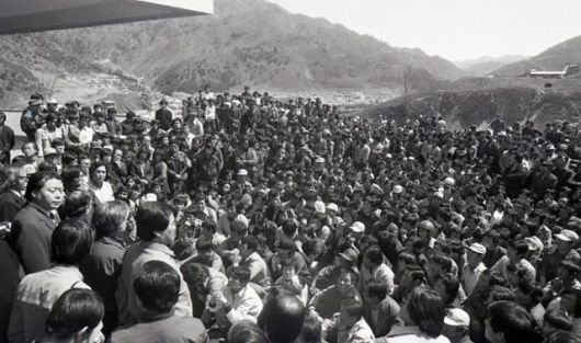 1980년 4월 25일 강원 정선군 사북읍에 당시 야당인 신민당 관계자들이 찾아오자, 광부들이 구름같이 몰려들어 진상을 설명하고 있다. 한국일보 자료사진