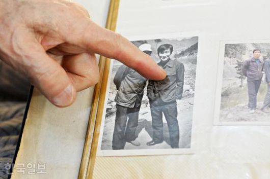 이원갑 사북민주항쟁동지회 명예회장이 11월 17일 경기 부천시 자택에서 본보와 인터뷰를 하며 탄광 작업복 차림의 과거 사진을 보여주고 있다. 민경석 기자