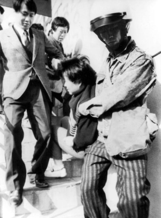 1989년 12월 21일 마산 수출자유지역 내에 위치한 한국TC전자에서 회사 폐업에 항의하며 9개월째 점거농성을 벌인 노동자가 경찰에 의해 끌려나오고 있다. TC전자는 미국인이 전액 출자해 1972년 설립된 회사로, 회사는 노조와 단체협상이 결렬된 이후 수출 경쟁력을 상실해 더 가동할 수 없다고 폐업했다. 한국일보 자료사진