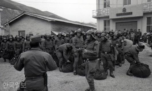 1980년 4월 24일 강원 정선군 사북읍 라이온스클럽 앞에 진압 장비를 착용한 기동경찰들이 모여있다. 한국일보 자료사진