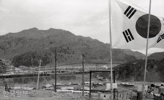 1980년 4월 24일 강원 정선군 사북읍에 걸린 태극기가 바람에 날리고 있다. 한국일보 자료사진