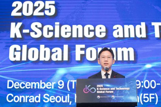 배경훈 부총리 겸 과학기술정보통신부 장관이 9일 서울 영등포구 콘래드호텔에서 열린 '2025 K-과학기술 글로벌 포럼'에서 개회사를 하고 있다. 과학기술정보통신부 제공