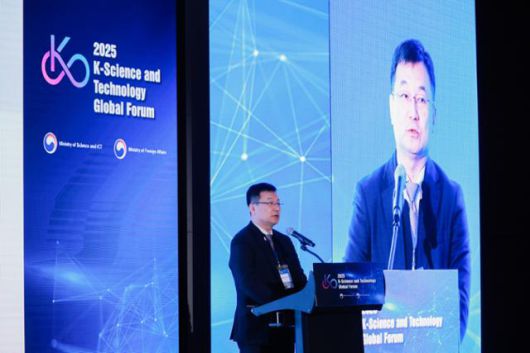 황성훈 과기정통부 국제협력관이 9일 서울 영등포구 콘래드호텔에서 열린 '2025 K-과학기술 글로벌 포럼'에서 정부의 과학기술 국제협력 현황을 소개하고 있다. 과학기술정보통신부 제공