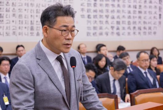 세관 마약수사 외압 의혹과 관련해 서울동부지검 합동수사단에 파견된 백해룡 경정이 지난 10월 국회 법제사법위원회 국정감사에서 의원 질의에 답하고 있다. 연합뉴스