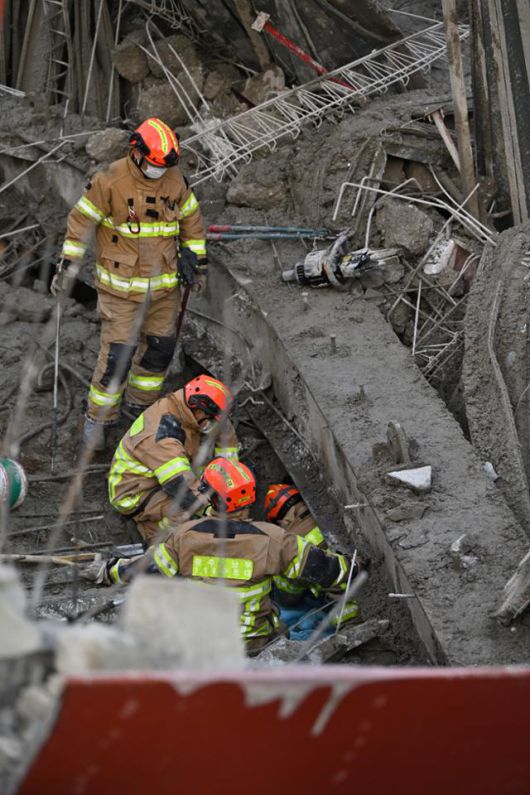 소방 당국이 11일 광주 서구 치평동 광주대표도서관 건설 도중 발생한 콘크리트 타설 작업 중 구조물 붕괴 사고 현장에서 잔해물에 매몰된 것으로 추정되는 작업자들을 수색 구조하고 있다. 광주=뉴시스
