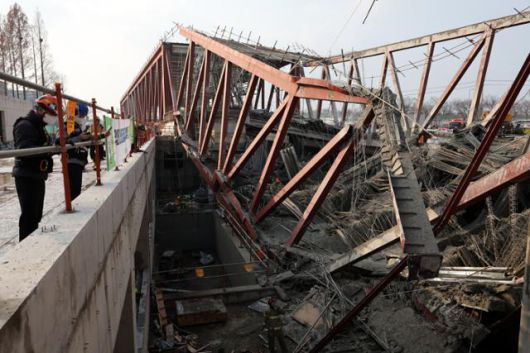 11일 광주 서구 치평동 광주대표도서관 건립 공사장에서 붕괴 사고가 발생해 소방대원들이 매몰자 구조 작업을 벌이고 있다. 광주=연합뉴스