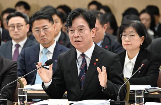 김영훈 고용노동부 장관이 11일 세종시 세종컨벤션센터에서 열린 노동부 업무보고에서 발언하고 있다. 왕태석 선임기자