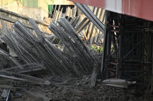 소방 당국이 11일 광주 서구 치평동 광주대표도서관 건설 도중 난 콘크리트 타설 작업 중 구조물 붕괴 사고 현장에서 잔해물에 매몰된 것으로 추정되는 작업자들을 수색 구조하고 있다. 광주=뉴시스