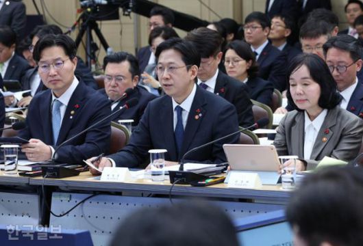 배경훈(앞줄 가운데) 부총리 겸 과학기술정보통신부 장관이 12일 세종시 정부세종컨벤션센터에서 열린 업무보고에 참석해 발언하고 있다. 세종=왕태석 선임기자