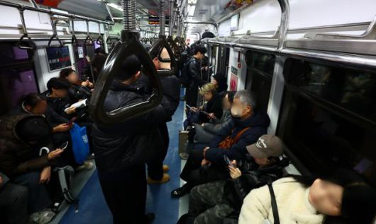 서울지하철 1∼8호선을 운영하는 서울교통공사 노조의 총파업 예고를 하루 앞둔 11일 서울시 중구 서울지하철 1호선 서울역 인근에서 시민들이 지하철을 이용하고 있다. 뉴시스