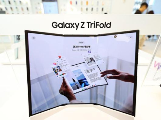 12일 서울 서초구 삼성 강남에 갤럭시 Z 트라이폴드가 전시돼 있다. 뉴시스