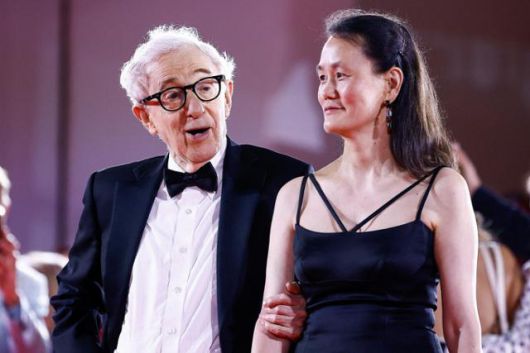 2023년 이탈리아 베니스영화제에 참석한 우디 앨런(왼쪽) 감독과 순이 프레빈. 순이 프레빈은 배우 미아 패로가 앨런과 교제하기 전 당시 남편이었던 지휘자 앙드레 프레빈과 입양한 딸이다. 앨런과 패로는 1980년부터 12년간 사실혼 관계에 있었고, 앨런과 순이 프레빈은 1997년 결혼했다. 로이터 연합뉴스