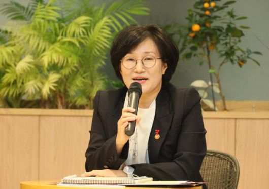 원민경 성평등가족부 장관이 3일 오후 서울 성동구 KTG 상상플래닛에서 열린 제4차 성평등 토크콘서트 '소다팝'에서 청년 참가자들과 함께 '사회 참여기 청년의 성별 인식 차'에 대해 토론하고 있다. 성평등가족부 제공