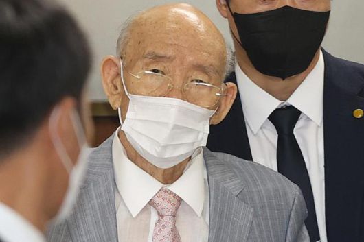 사자명예훼손 혐의를 받고 있는 전두환 전 대통령이 2021년 8월 9일 광주 동구 광주지방법원에서 열린 항소심 공판기일에 출석한 뒤 법원을 나서고 있다. 전씨는 같은 해 11월 23일 광주 5.18 민주화운동 등에 사죄의 말을 남기지 않은 채 세상을 떠났다. 광주=서재훈 기자