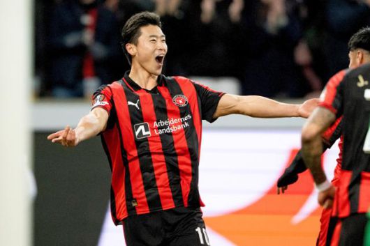 미트윌란의 조규성이 12일 덴마크 헤르닝의 MCH 아레나에서 열린 2025~26시즌 유럽축구연맹(UEFA) 유로파리그(UEL) 리그 페이즈 6차전 헹크와의 경기에서 전반 17분 선제골을 넣고 환호하고 있다. 조규성은 한국 축구대표팀 동료 오현규 앞에서 득점에 성공하며 홍명보호 최전방 공격수 경쟁에 다시 불을 지폈다. 헤르닝=AP 뉴시스