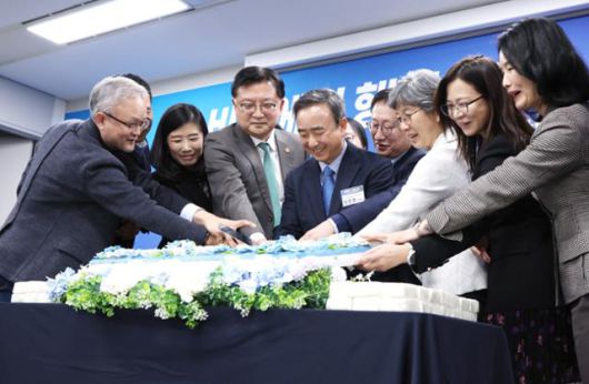 15일 서울 중구 서울스퀘어에서 열린 국가인공지능전략위원회 출범 100일 기자간담회에서 임문영(가운데) 부위원장과 참석자들이 100일 기념 떡 케이크 커팅식을 하고 있다. 연합뉴스