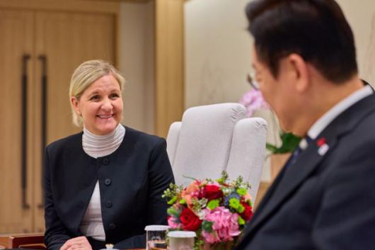 이재명 대통령이 3일 서울 용산 대통령실 청사에서 커스티 코번트리 국제올림픽위원회(IOC) 위원장을 접견하고 있다. 대통령실 제공