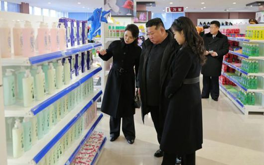 북한 노동당 기관지 노동신문은 15일 김정은 국무위원장 가족이 강동군 지방공업공장 및 종합봉사소 준공식에 참석했다고 16일 보도했다. 평양=노동신문·뉴스1