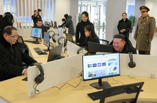 북한 노동당 기관지 노동신문은 15일 김정은 국무위원장 가족이 강동군 지방공업공장 및 종합봉사소 준공식에 참석했다고 16일 보도했다. 평양=노동신문·뉴스1