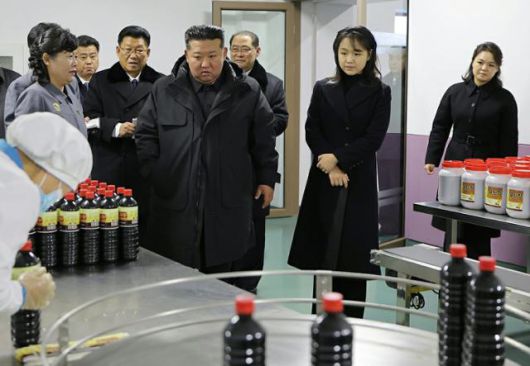 북한 노동당 기관지 노동신문은 15일 김정은 국무위원장 가족이 강동군 지방공업공장 및 종합봉사소 준공식에 참석했다고 16일 보도했다. 평양=노동신문·뉴스1