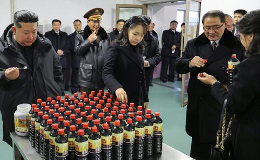 북한 노동당 기관지 노동신문은 15일 김정은 국무위원장 가족이 강동군 지방공업공장 및 종합봉사소 준공식에 참석했다고 16일 보도했다. 평양=노동신문·뉴스1