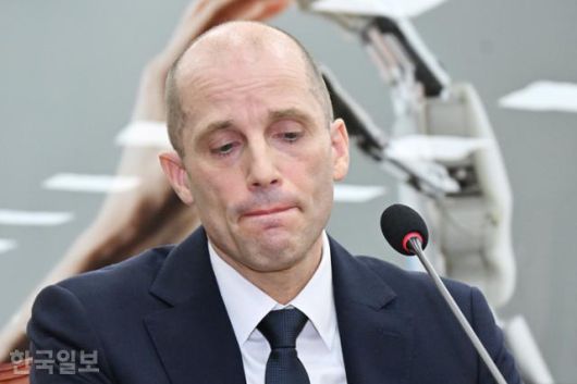 해럴드 로저스 쿠팡 대표이사가 17일 국회 과학기술정보방송통신위원회에서 열린 쿠팡 침해사고 관련 청문회에 출석해 생각에 잠겨 있다. 민경석 기자