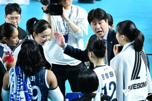 김종민 감독이 14일 김천실내체육관에서 열린 IBK기업은행전에서 선수들에게 지시하고 있다. 한국배구연맹 제공